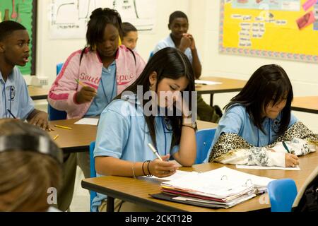 Dallas, Texas: 1 ottobre 2008: Gli studenti di nona classe frequentano le lezioni presso una scuola superiore dell'università in cui gli studenti si impegnano per iscritto a superare tutte le lezioni e frequentare un college di due o quattro anni dopo la laurea. ©Bob Daemmrich/ Foto Stock