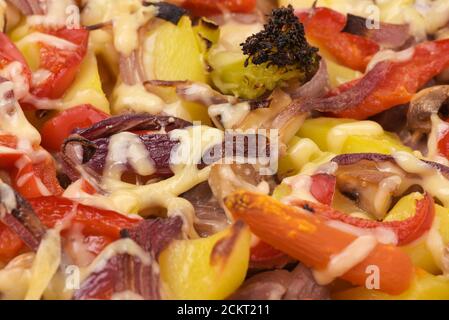 Primo piano di verdure miste e formaggi al forno Foto Stock