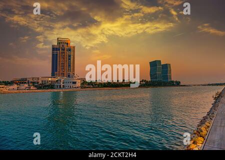Lusail, Doha Qatar, Ritz Carlton Hotel con Zig zag torre vista tramonto Foto Stock