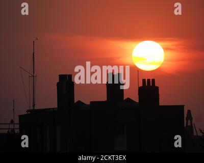 Sheerness, Kent, Regno Unito. 16 settembre 2020. Regno Unito Meteo: Tramonto a Sheerness, Kent. Credit: James Bell/Alamy Live News Foto Stock