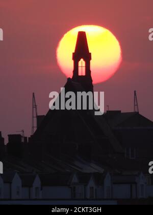 Sheerness, Kent, Regno Unito. 16 settembre 2020. Regno Unito Meteo: Tramonto a Sheerness, Kent. Credit: James Bell/Alamy Live News Foto Stock