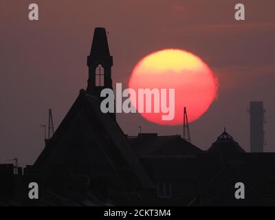 Sheerness, Kent, Regno Unito. 16 settembre 2020. Regno Unito Meteo: Tramonto a Sheerness, Kent. Credit: James Bell/Alamy Live News Foto Stock