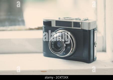 Vecchia macchina fotografica vintage sul davanzale, primo piano, concetto di cartolina Foto Stock