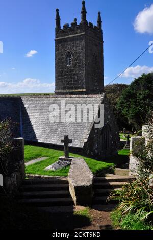 Chiesa di San Levan con la pietra di bara sopra la griglia di bestiame di granito sul sentiero da Rospletha, Porthcurno vicino a Penzance in Cornovaglia, Inghilterra.UK Foto Stock