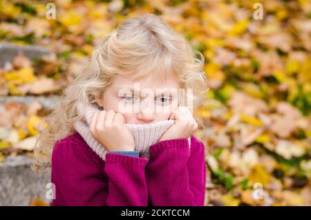 triste e sola bella ragazza bionda in autunno Foto Stock