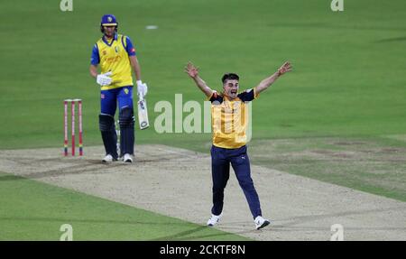 Yorkshire Vikings Jordan Thompson festeggia il lancio del wicket di Brydon Carse di Durham (a sinistra), durante la partita Vitality Blast T20 a Emerald Headingley, Leeds. Foto Stock