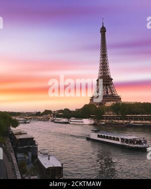 Tramonto sulla Torre Eiffel e sulla Senna a Parigi, Francia. Foto Stock