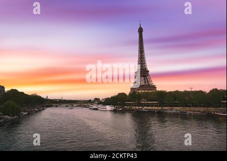 Tramonto sulla Torre Eiffel e sulla Senna a Parigi, Francia. Foto Stock