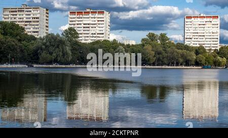 Mosca, Russia - 14 settembre 2020, gli edifici a nove piani si riflettono negli stagni di Golovinsky in condizioni di bel tempo Foto Stock