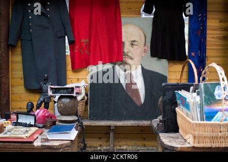 Mosca, Russia - 14 settembre 2020, Izmailovsky antico mercato. Vecchie cose in vendita. Ritratto di Lenin in vendita Foto Stock