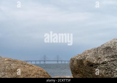 Il ponte Oresund, l'autostrada e il collegamento ferroviario tra Svezia e Danimarca. Foto di Malmo, Svezia Foto Stock