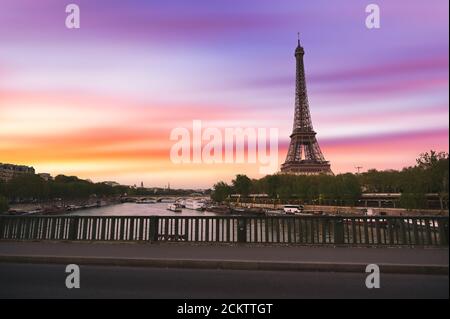 Tramonto sulla Torre Eiffel e sulla Senna a Parigi, Francia. Foto Stock