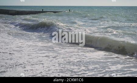 Le grandi onde dell'oceano si precipitano verso la costa di un'isola esotica nel Pacifico soleggiato. Onda di mare in movimento lento. Foto Stock