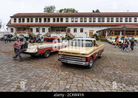 DIEDERSDORF, GERMANIA - 30 AGOSTO 2020: Auto retrò, moto e visitatori alla mostra. La mostra di 'US Car Classics'. Foto Stock