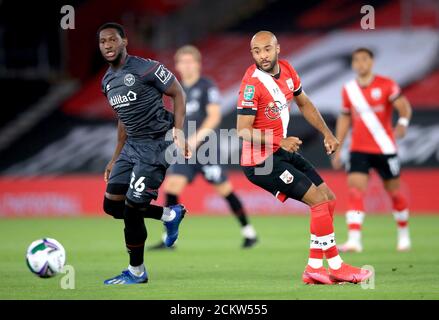 Shandon Baptiste di Brentford (a sinistra) e Nathan Redmond di Southampton combattono per la palla durante la seconda partita della Carabao Cup al St Mary's Stadium di Southampton. Foto Stock