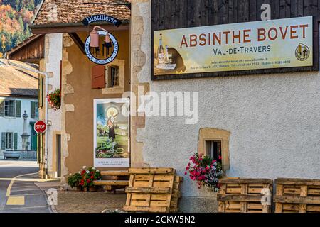 Assenzio in Francia e Svizzera. Motiers, nel cantone svizzero di Neuchatel, ospita il museo di Assenzio, che si trova in una posizione molto divertente, e su alcune pareti di case della città, i manifesti storici ricordano i giorni del proibizionismo. La Maison de l'Absinthe ha aperto nella ex stazione di polizia della città. Qui, fino agli anni '90, l'ultimo giudice per tutte le questioni di Moonshine aveva il suo ufficio e una stanza di interrogatorio. Val-de-Travers, Svizzera Foto Stock