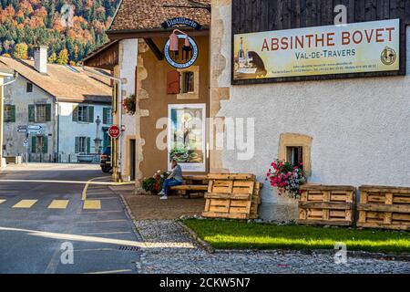 Assenzio in Francia e Svizzera. Motiers, nel cantone svizzero di Neuchatel, ospita il museo di Assenzio, che si trova in una posizione molto divertente, e su alcune pareti di case della città, i manifesti storici ricordano i giorni del proibizionismo. La Maison de l'Absinthe ha aperto nella ex stazione di polizia della città. Qui, fino agli anni '90, l'ultimo giudice per tutte le questioni di Moonshine aveva il suo ufficio e una stanza di interrogatorio. Val-de-Travers, Svizzera Foto Stock