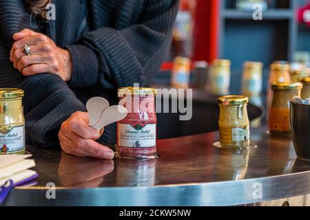 Degustazione dei diversi tipi di senape nella fabbricazione della senape di Edmont FALLot a Beaune, Francia Foto Stock