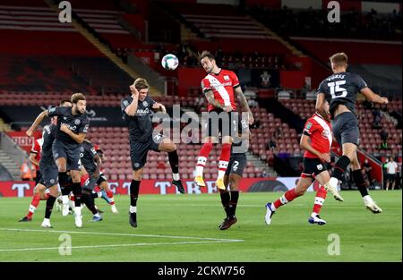 Danny Ings di Southampton (al centro) dirige la palla durante la seconda partita della Carabao Cup al St Mary's Stadium di Southampton. Foto Stock