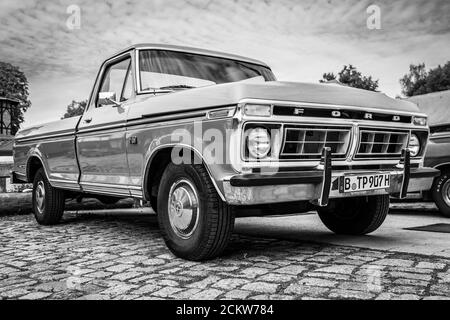 DIEDERSDORF, GERMANIA - 30 AGOSTO 2020: Il pick-up Ford F-150 Ranger XLT, 1979. Bianco e nero. La mostra di 'US Car Classics'. Foto Stock