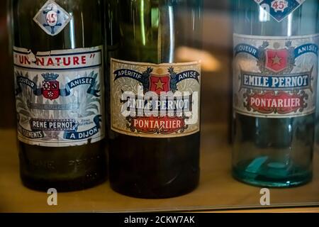 Le distillerie di Pontarlier passavano alla produzione di pastis dopo che l'assenzio era stato vietato. Il successo del marchio più famoso Pernod può anche giovare a coloro il cui nome è simile a Henri-Louis Pernod e che non si preoccupano di errori di ortografia Foto Stock