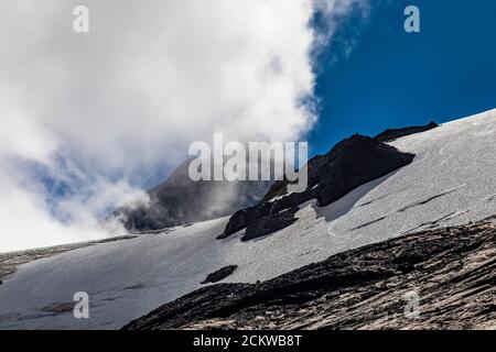 Nuvole che scendono su Heliotrope Ridge Belof Mount Baker, Mount Baker-Snoqualmie National Forest, Washington state, USA Foto Stock