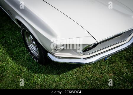 Il frammento della parte anteriore dell'iconica vettura sportiva Ford Mustang (prima generazione), 1969. La mostra di 'US Car Classics'. Foto Stock