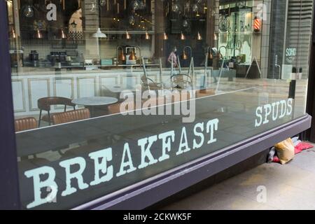 Londra, Regno Unito. 16 Set 2020. Foto scattata il 16 settembre 2020 mostra un caffè chiuso nella città di Londra a Londra, Gran Bretagna. Il tasso di disoccupazione del Regno Unito è salito al 4.1 per cento nei tre mesi a luglio, con i giovani più colpiti, l'Ufficio nazionale per le statistiche (ONS) ha detto Martedì. Credit: Tim Ireland/Xinhua/Alamy Live News Foto Stock