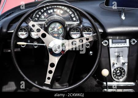 DIEDERSDORF, GERMANIA - 30 AGOSTO 2020: L'interno di una vettura sportiva Chevrolet Corvette (C1), 1958. La mostra di 'US Car Classics'. Foto Stock