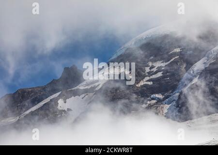 Le nuvole che scendono sul Monte Baker, viste da Heliotrope Ridge, Mount Baker-Snoqualmie National Forest, Washington state, USA Foto Stock