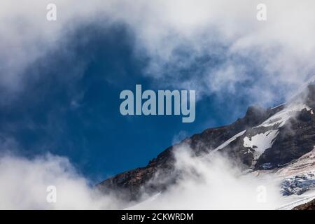 Le nuvole che scendono sul Monte Baker, viste da Heliotrope Ridge, Mount Baker-Snoqualmie National Forest, Washington state, USA Foto Stock