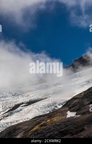 Spettacolari nuvole che scendono sui ghiacciai Coleman e Roosevelt sul Monte Baker, Mount Baker-Snoqualmie National Forest, Washington state, USA Foto Stock