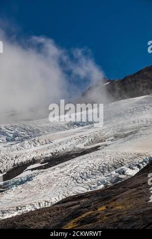 Spettacolari nuvole che scendono sui ghiacciai Coleman e Roosevelt sul Monte Baker, Mount Baker-Snoqualmie National Forest, Washington state, USA Foto Stock