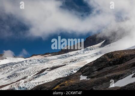 Spettacolari nuvole che scendono sui ghiacciai Coleman e Roosevelt sul Monte Baker, Mount Baker-Snoqualmie National Forest, Washington state, USA Foto Stock