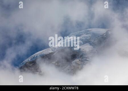 Le nuvole che scendono sul Monte Baker, viste da Heliotrope Ridge, Mount Baker-Snoqualmie National Forest, Washington state, USA Foto Stock