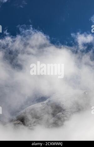 Le nuvole che scendono sul Monte Baker, viste da Heliotrope Ridge, Mount Baker-Snoqualmie National Forest, Washington state, USA Foto Stock