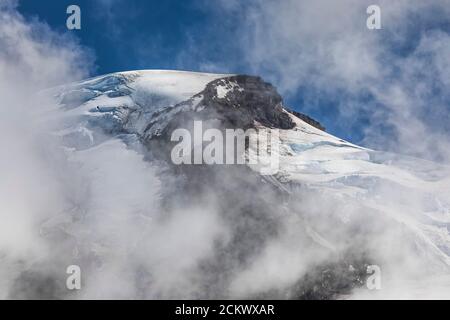 Le nuvole che scendono sul Monte Baker, viste da Heliotrope Ridge, Mount Baker-Snoqualmie National Forest, Washington state, USA Foto Stock