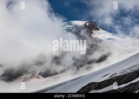 Le nuvole che scendono sul Monte Baker e sul Ghiacciaio Coleman, si possono ammirare da Heliotrope Ridge, Mount Baker-Snoqualmie National Forest, Washington state, USA Foto Stock