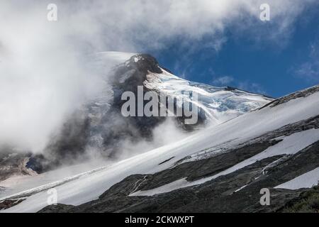 Le nuvole che scendono sul Monte Baker e sul Ghiacciaio Coleman, si possono ammirare da Heliotrope Ridge, Mount Baker-Snoqualmie National Forest, Washington state, USA Foto Stock