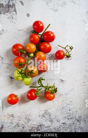 Pomodori coltivati in casa ancora vita, fuoco selettivo Foto Stock