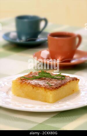 Queijadinha, tipica torta brasiliana con formaggio e cocco Foto Stock