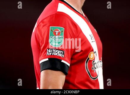 Una vista generale del badge "No room for razzismo" sulla maglia del Jack Stephens di Southampton durante la seconda partita della Carabao Cup al St Mary's Stadium di Southampton. Foto Stock