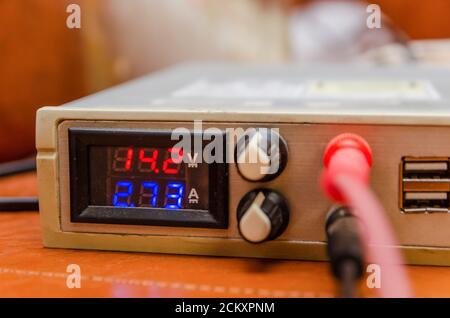 Strumento elettronico di misura. Generatore di funzioni e multimetro strumento per la misurazione della tensione primo piano Foto Stock