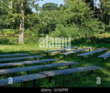 Il teatro all'aperto si trova vuoto sulle rive del fiume Concord nel Minuteman National Historic Park in Massachusetts. Foto Stock