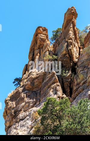 Pittoresche formazioni rocciose fiancheggiano la strada lungo la strada fino al Monte Lemmon. Con un'altitudine di 9,159 piedi (2,792 m), è il punto più alto dei Monti Santa Catalina. Si trova nella Coronado National Forest a nord di Tucson, Arizona, Stati Uniti. C'è una piccola città chiamata Summerhaven vicino alla cima, popolare tra i turisti. Foto Stock