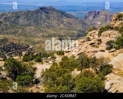 Vista da Windy Pooint, lungo la strada fino al Monte Lemmon. Con un'altitudine di 9,159 piedi (2,792 m), è il punto più alto dei Monti Santa Catalina. Si trova nella Coronado National Forest a nord di Tucson, Arizona, Stati Uniti. C'è una piccola città chiamata Summerhaven vicino alla cima, popolare tra i turisti. Pittoresche formazioni rocciose fiancheggiano la strada lungo la strada. Foto Stock