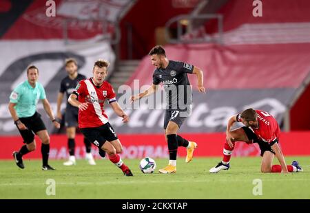 Brentford's Halil Dervisoglu (centro) combatte per la palla con Jack Stephens di Southampton (a destra) e James Ward-Prowse durante la seconda partita della Carabao Cup al St Mary's Stadium di Southampton. Foto Stock