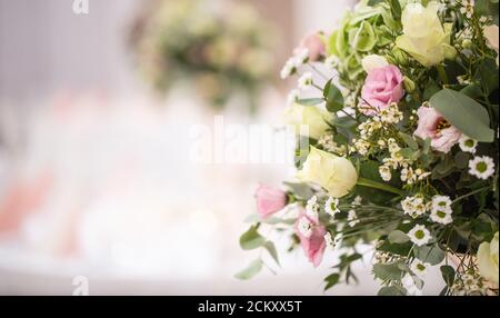 Particolare di un bouquet di fiori da sposa con rose rosa situato nella parte destra dell'immagine Foto Stock