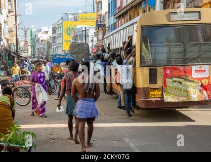 Una vista del mercato locale di verdure e del traffico stradale a Madurai, Tamil Nadu, India Foto Stock