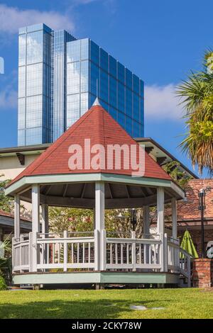 Il ristorante Landry's Seafood Restaurant propone un gazebo all'aperto presso il Woodlands Mall, The Woodlands, Texas, con la Hackett Tower sullo sfondo. Foto Stock